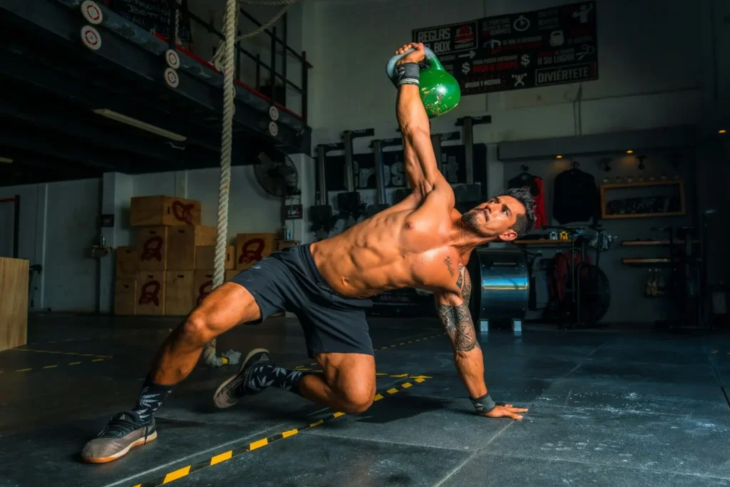 Homem executando levantamento turco com kettlebell