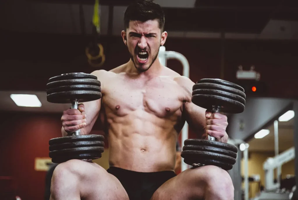 Atleta realizando exercícios com halteres seguindo planejamento de treinos semanais