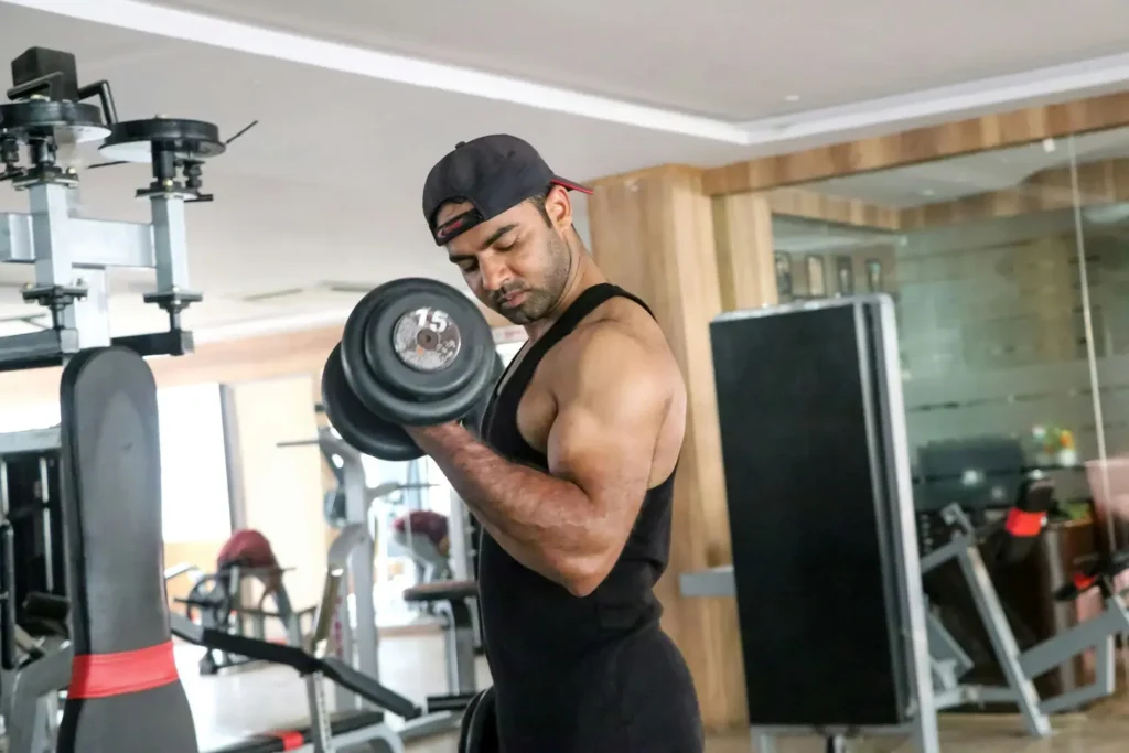 Homem executando rosca biceps
