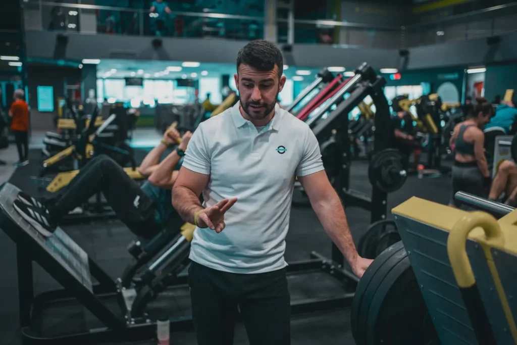 Professor explicando sobre o treino abcde