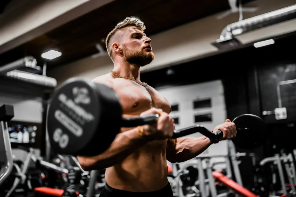 homem treinando biceps na academia