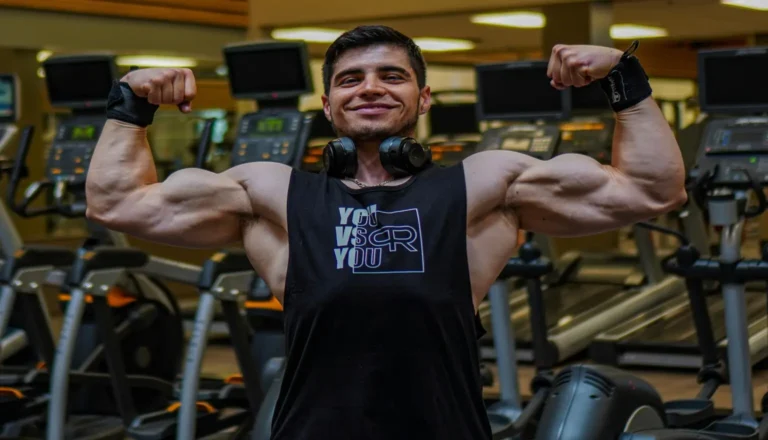 Homem na academia apos fazer um treino de biceps